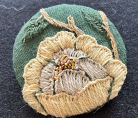 Broche fleur laine blanche