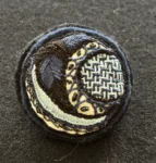 Broche grafic bleu