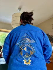 veste bleue portée